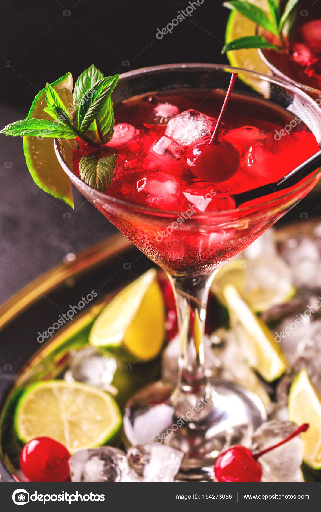 erdbeer daiquiri cocktail mit limette erdbeere kirsche