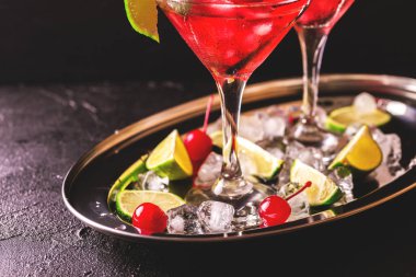 Çilek daiquiri kokteyl limon, çilek, kiraz ve m