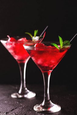 Çilek daiquiri kokteyl limon, çilek, kiraz ve m