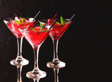 Çilek daiquiri kokteyl limon, çilek, kiraz ve m