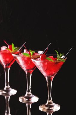 Çilek daiquiri kokteyl limon, çilek, kiraz ve m