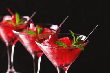 Çilek daiquiri kokteyl limon, çilek, kiraz ve m