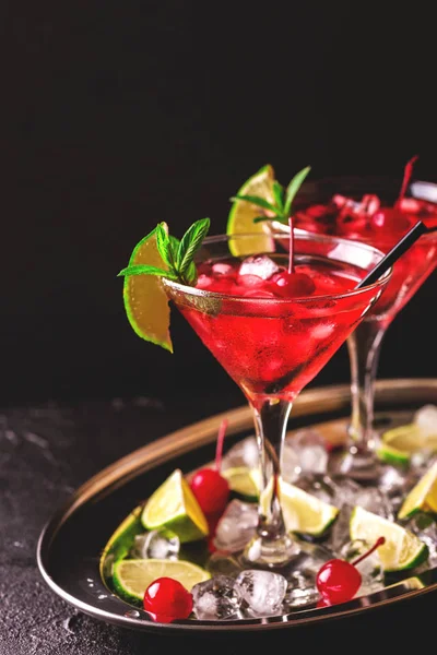 Cóctel de daiquiri de fresa con lima, fresa, cereza y m — Foto de Stock