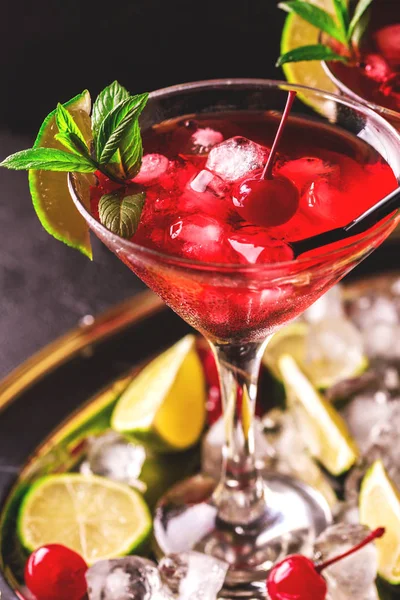 Cocktail daiquiri fraise au citron vert, fraise, cerise et m — Photo