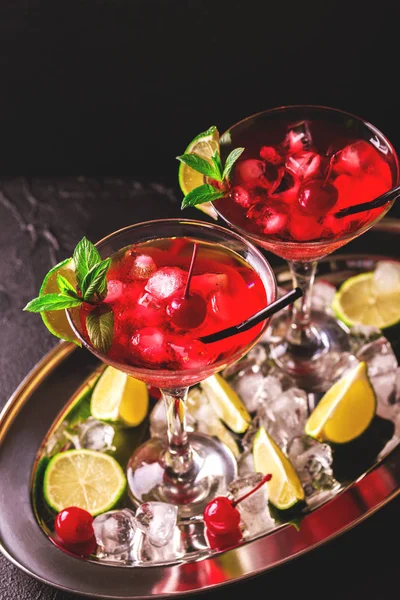 Cocktail daiquiri de morango com limão, morango, cereja e m — Fotografia de Stock