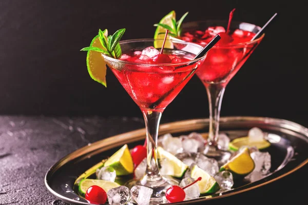 Cóctel de daiquiri de fresa con lima, fresa, cereza y m — Foto de Stock