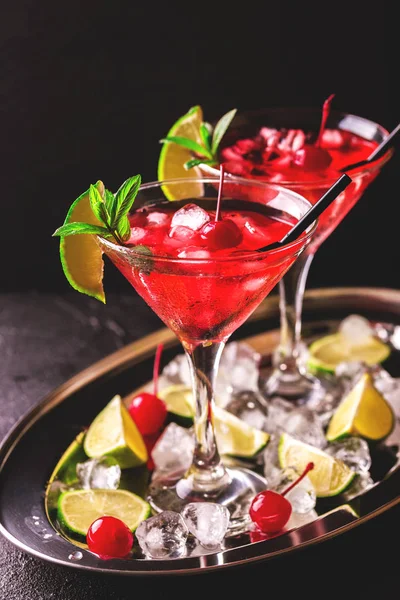 Cóctel de daiquiri de fresa con lima, fresa, cereza y m — Foto de Stock