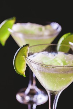 Klasik daiquiri kokteyl limon, buz ve nane ile