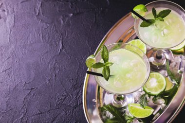 Klasik daiquiri kokteyl limon, buz ve nane ile