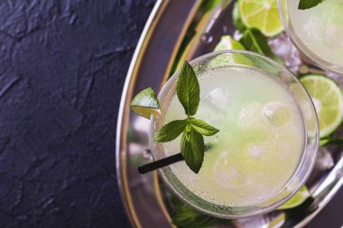 Klasik daiquiri kokteyl limon, buz ve nane ile