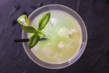 Klasik daiquiri kokteyl limon, buz ve nane ile