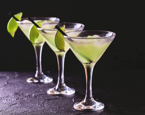 Cocktail daiquiri clássico com limão, gelo e hortelã — Fotografia de Stock