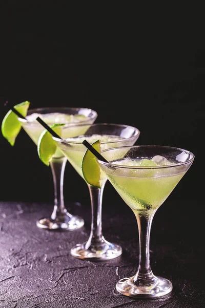 Cocktail daiquiri clássico com limão, gelo e hortelã — Fotografia de Stock