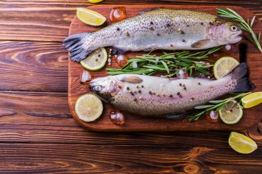 Deniz ürünleri. Kireç ile marine edilmiş iki ham gökkuşağı alabalık biberiye