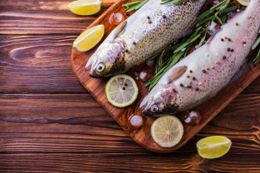 Deniz ürünleri. Kireç ile marine edilmiş iki ham gökkuşağı alabalık biberiye