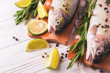 Deniz ürünleri. Kireç ile marine edilmiş iki ham gökkuşağı alabalık biberiye