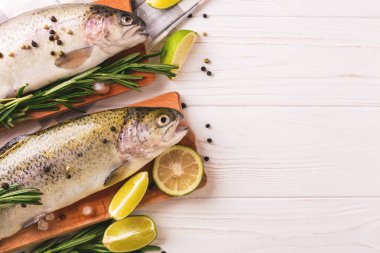 Deniz ürünleri. Kireç ile marine edilmiş iki ham gökkuşağı alabalık biberiye