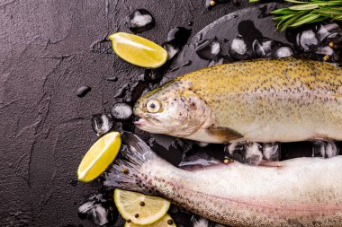 Deniz ürünleri. Kireç ile marine edilmiş iki ham gökkuşağı alabalık biberiye