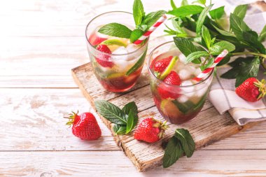 Limonata taze çilek, nane, limon ve reçel ile