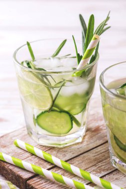 Biberiye, kireç ve salatalık limonata. Boşaltmak, yatay görünüm