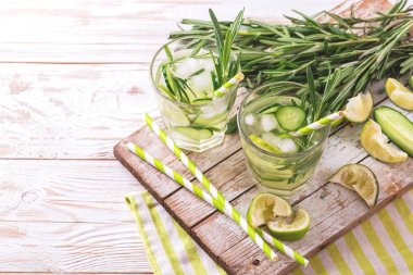 Biberiye, kireç ve salatalık soğuk limonata. Boşaltmak, üstten görünüm