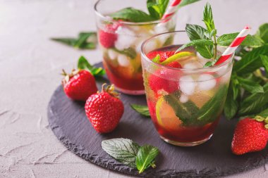 Taze çilek, nane, limon ve reçel ile soğuk limonata