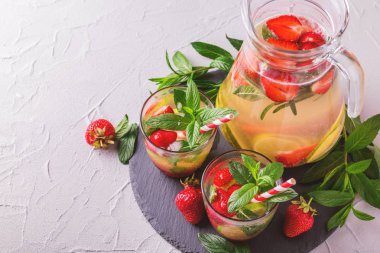 Taze çilek, nane, limon ve reçel ile soğuk limonata