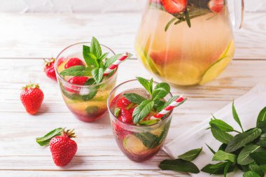 Taze çilek, nane, limon ve reçel ile soğuk limonata