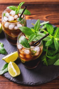 Cuba Libre cola, kireç, ROM ve nane ile kokteyl