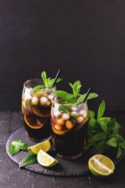 Cuba Libre cola, kireç, ROM ve nane ile kokteyl