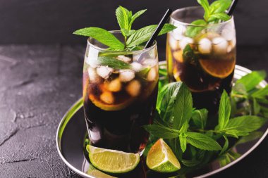 Cuba Libre cola, kireç, ROM ve nane ile kokteyl