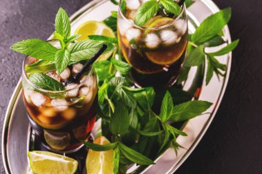 Cuba Libre cola, kireç, ROM ve nane ile kokteyl