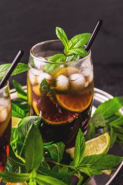 Cuba Libre cola, kireç, ROM ve nane ile kokteyl