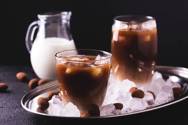 Es kopi dengan susu dan coklat truffle dalam gelas — Stok Foto