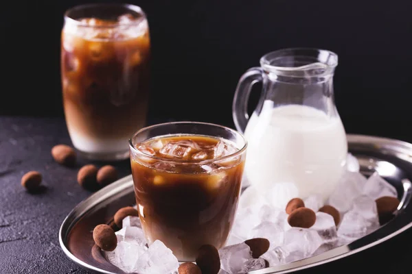 Es kopi dengan susu dan coklat truffle dalam gelas — Stok Foto