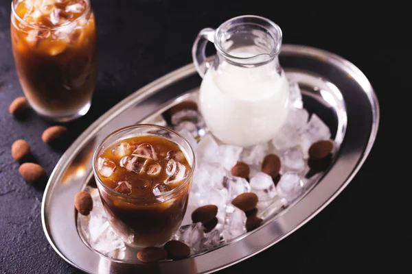 Es kopi dengan susu dan coklat truffle dalam gelas — Stok Foto