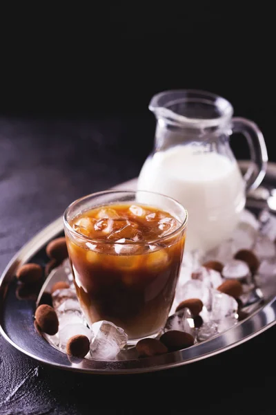 Iskaffe med mjölk och choklad tryffel i glas — Stockfoto