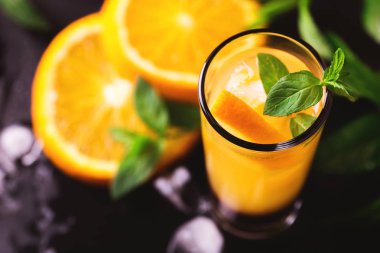 Aperatif votka, portakal suyu, çikolata ve nane ile. 