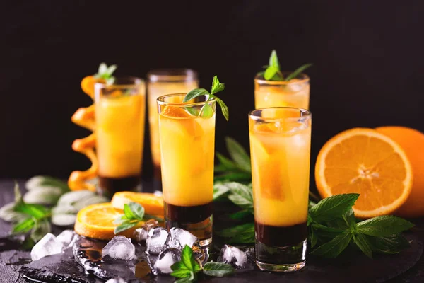 Aperitivo com vodka, suco de laranja, chocolate e hortelã . — Fotografia de Stock