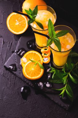 Aperatif votka, portakal suyu ve nane ile. Tornavida kokteyli