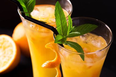 Aperatif votka, portakal suyu ve nane ile. Tornavida kokteyli