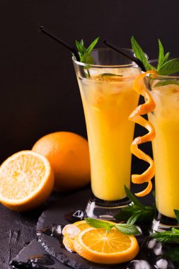 Aperatif votka, portakal suyu ve nane ile. Tornavida kokteyli