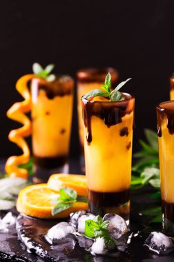 Aperatif votka, portakal suyu, çikolata ve nane ile. 