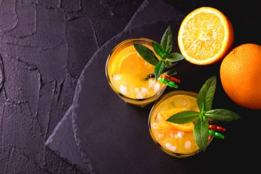 Aperatif votka, portakal suyu ve nane ile. Tornavida kokteyli