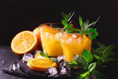 Aperatif votka, portakal suyu ve nane ile. Tornavida kokteyli