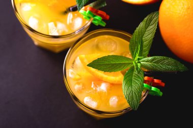 Aperatif votka, portakal suyu ve nane ile. Tornavida kokteyli