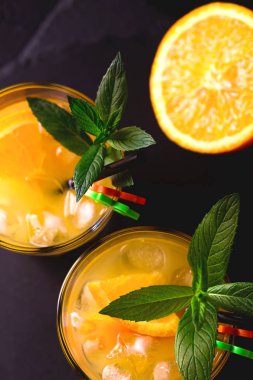 Aperatif votka, portakal suyu ve nane ile. Tornavida kokteyli