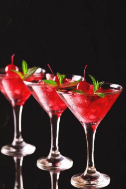 Çilek daiquiri kokteyl limon, çilek, kiraz ve m