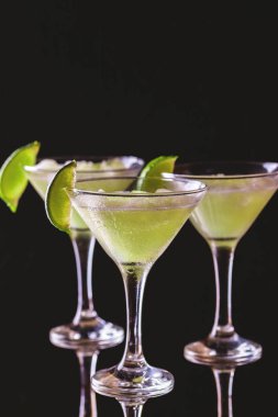 Klasik daiquiri kokteyl limon, buz ve nane ile