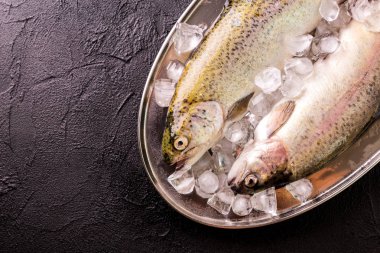 Deniz ürünleri. Kireç ile marine edilmiş iki ham gökkuşağı alabalık biberiye